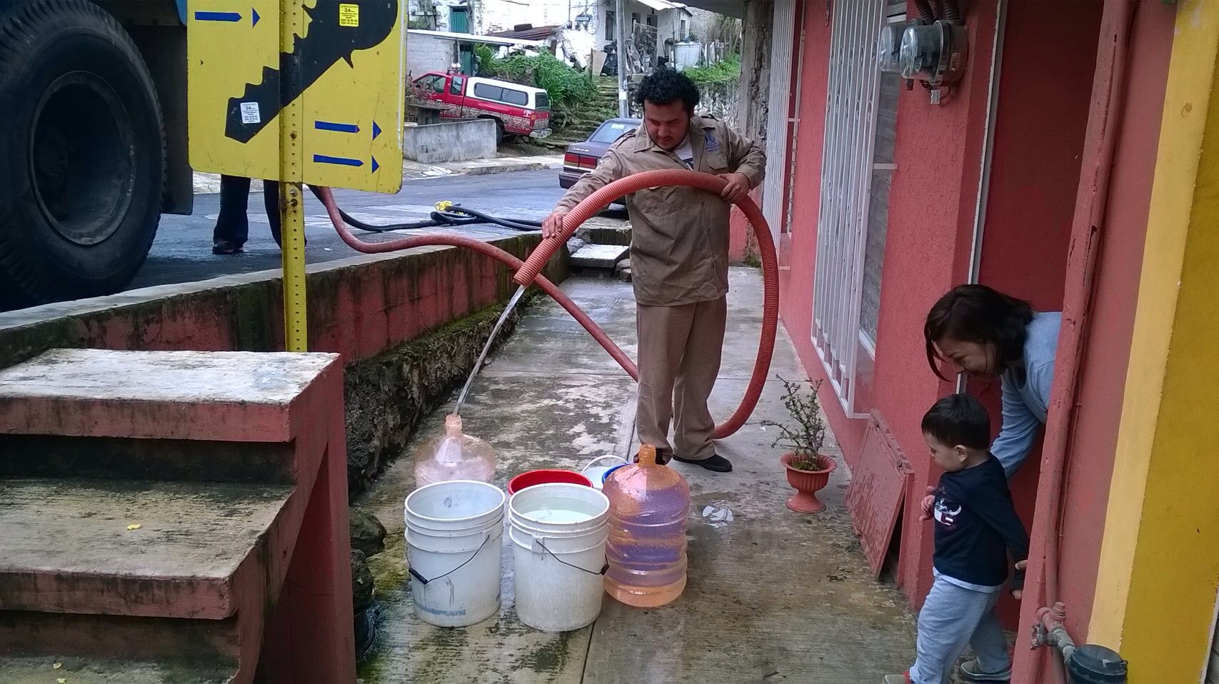 Servicio de pipas de agua en Xalapa llegan a costar hasta 2 mil pesos