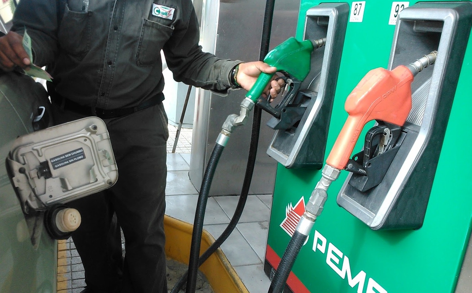 AMLO presume reducción en el precio de la gasolina durante su sexenio; Profeco tiene otros datos