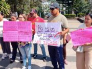 Padres protestan en el IMSS contra cierre de guardería en Coatepec
