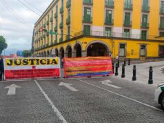 Bloqueo en el centro de Xalapa por ex policías intermunicipales