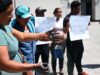 Pescadores traen chapopote hasta Xalapa; denuncian que no tienen apoyos