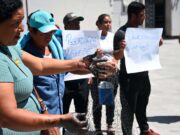 Pescadores traen chapopote hasta Xalapa; denuncian que no tienen apoyos