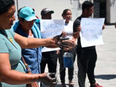 Pescadores traen chapopote hasta Xalapa; denuncian que no tienen apoyos