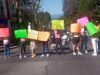 Padres bloquean Ávila Camacho por retiro de auditorio y estacionamiento escolar