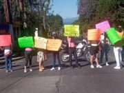 Padres bloquean Ávila Camacho por retiro de auditorio y estacionamiento escolar